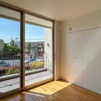 横浜市青葉区荏田北の賃貸物件/2階：西側の洋室。陽当たりは良好