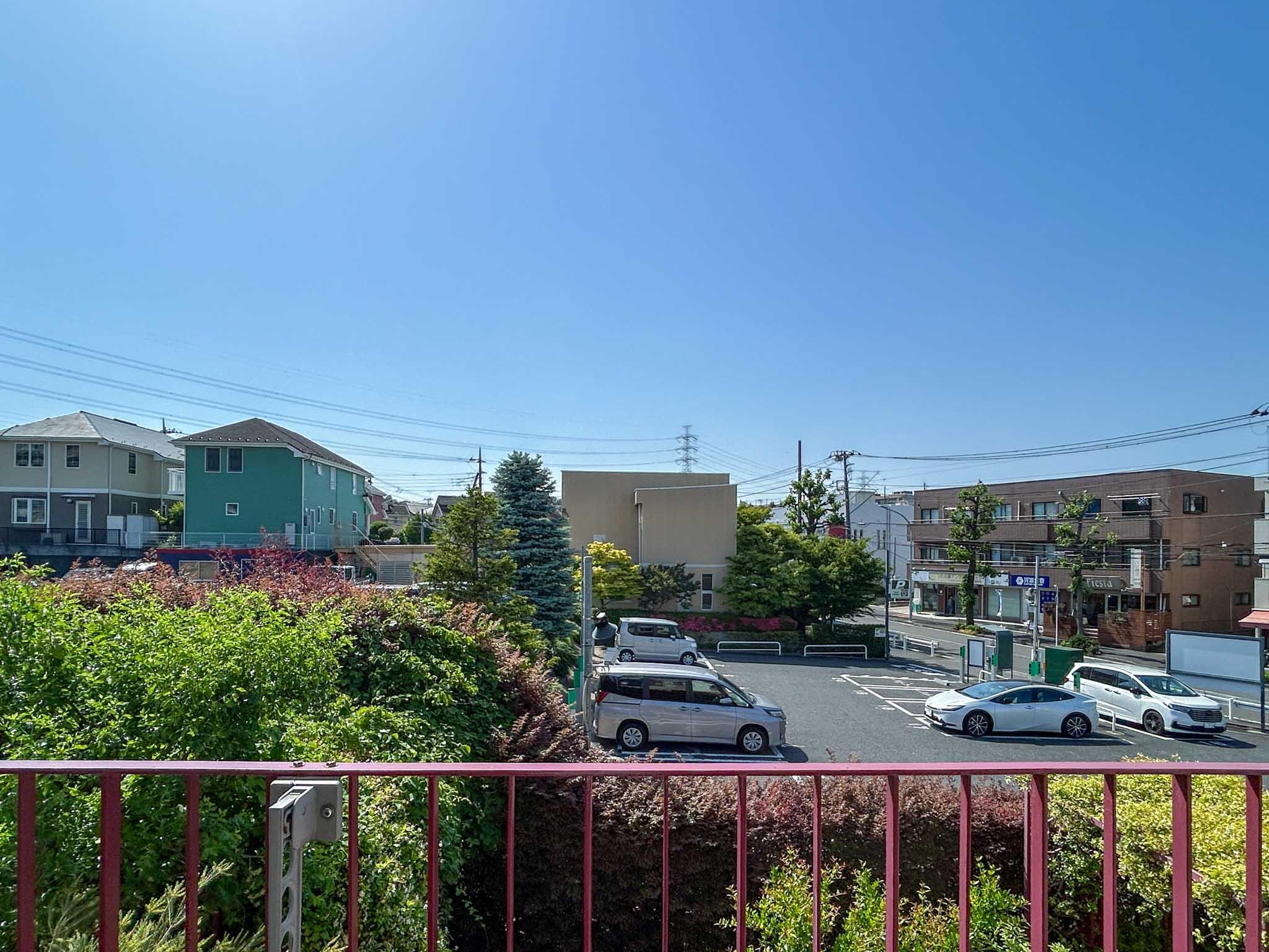 横浜市青葉区荏田北の賃貸物件/2階：ベランダからの景色。ちょうど目の前が駐車場になっていて、視界がひらけています