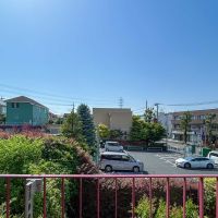 横浜市青葉区荏田北の賃貸物件/2階：ベランダからの景色。ちょうど目の前が駐車場になっていて、視界がひらけています