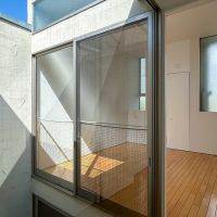 横浜市青葉区荏田北の賃貸物件/2階：中庭を通して、東側の洋室にたっぷりと光が差し込んでいる