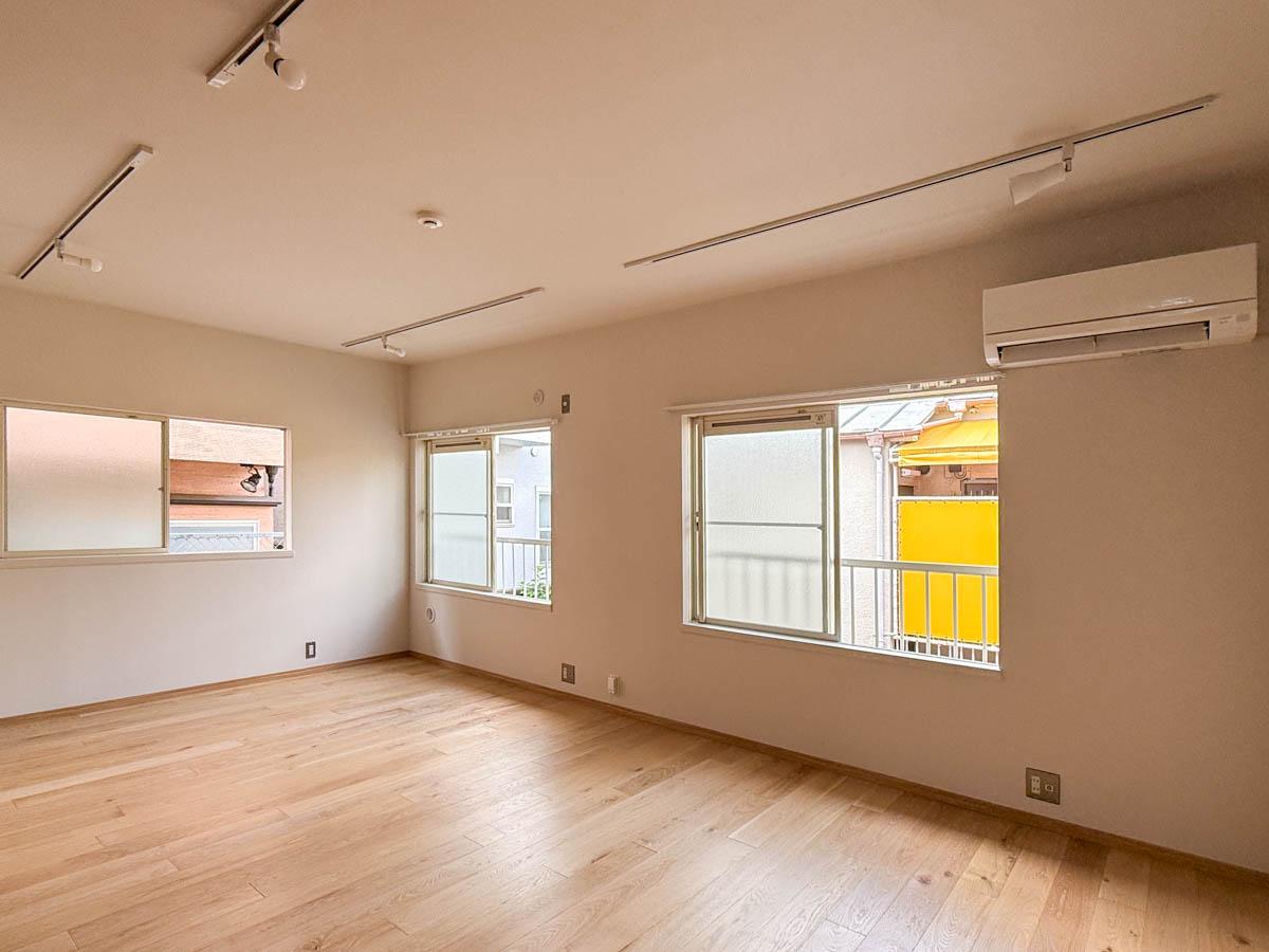 渋谷区神宮前の賃貸物件/角部屋で2面採光。少し隣地は囲まれていますが、日は入ります！
