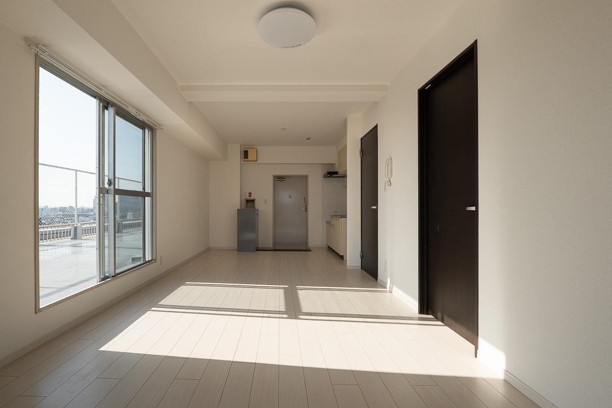 中野区本町の賃貸物件/西陽が眩しいほどに差し込む