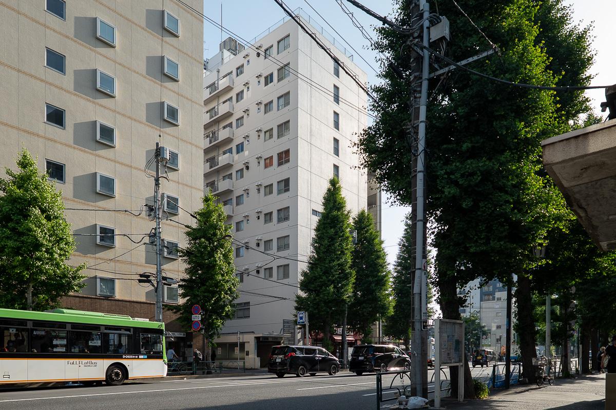 中野区本町の賃貸物件/外観。駅出口に隣接しています