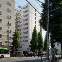 中野区本町の賃貸物件/外観。駅出口に隣接しています