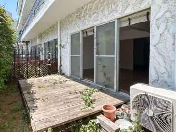 渋谷区千駄ヶ谷の賃貸物件/陽のあたるテラスに向かって