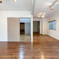 渋谷区千駄ヶ谷の賃貸物件/室内別角度から。場所ごとに床材が違います