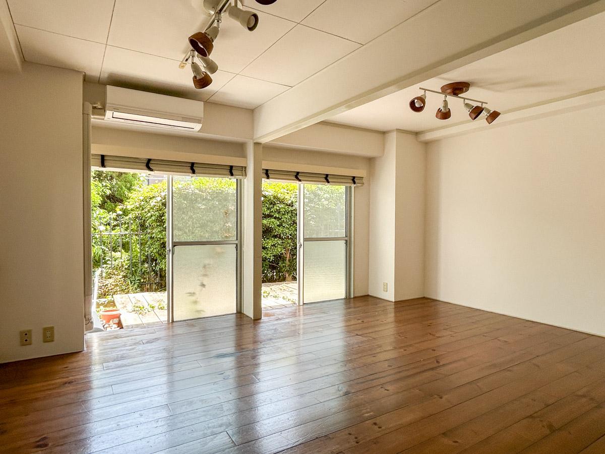 渋谷区千駄ヶ谷の賃貸物件/床はフローリング仕立て。レトロな感触に包まれています