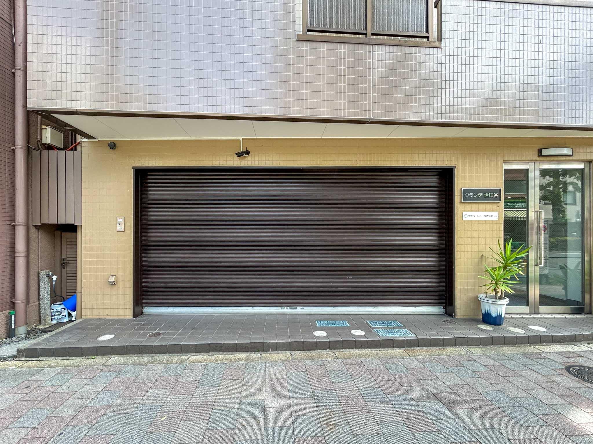 世田谷区世田谷の賃貸物件/向かって右手の出入り口は上階用