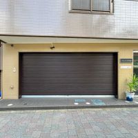 世田谷区世田谷の賃貸物件/向かって右手の出入り口は上階用