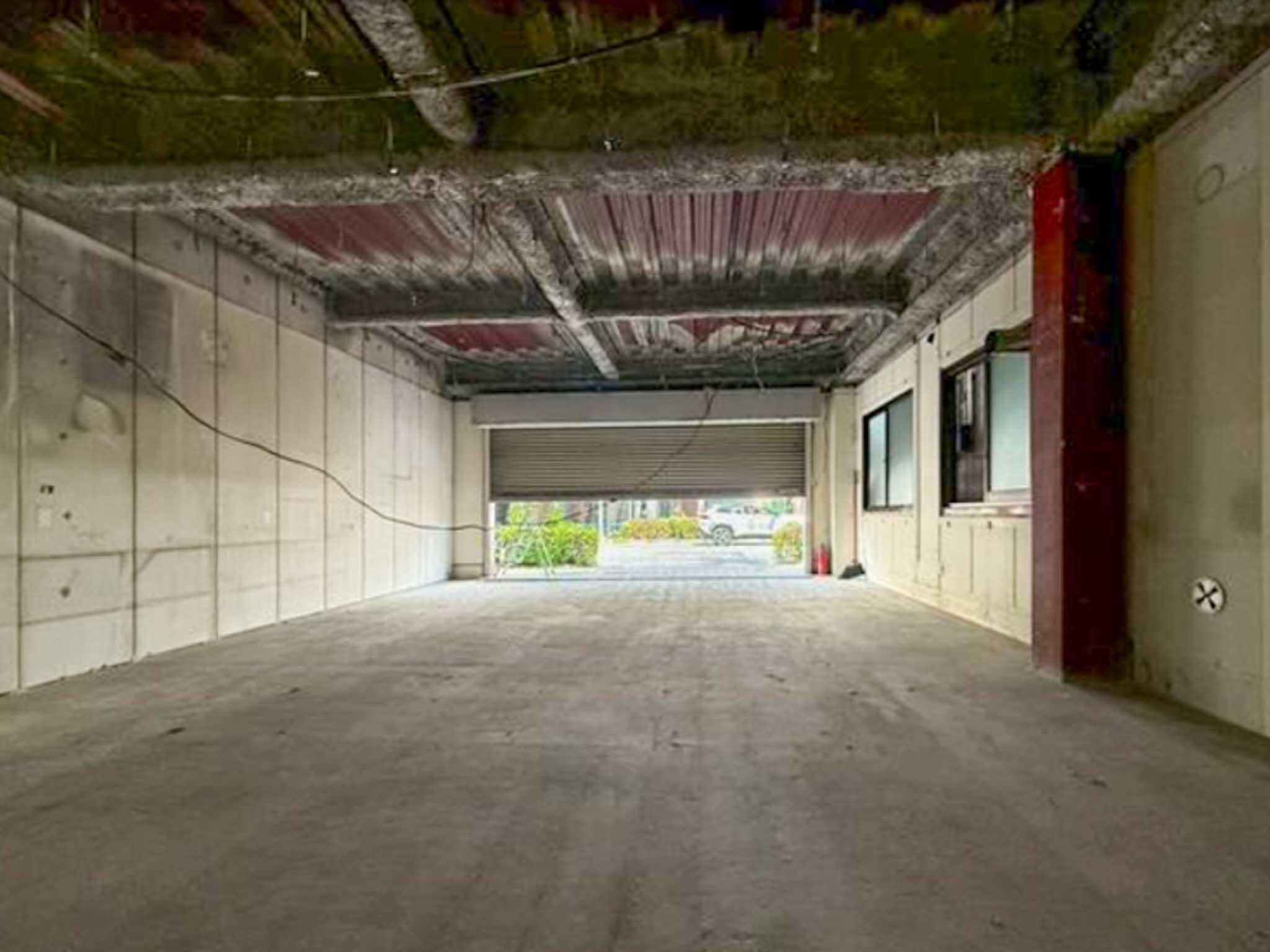世田谷区世田谷の賃貸物件/道路側をみる。サイドからの採光は見込めないので、奥は少し暗め