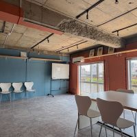 台東区駒形の賃貸物件/露出したコンクリートを生かして塗装で仕上げられている