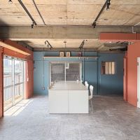 台東区駒形の賃貸物件/約40㎡の室内　2〜3名程度の事務所にいい広さかなと思いますが、同じ階に同じサイズ感の空き部屋があるのでそこを倉庫にしてもいいと思います。空き部屋は今回借りられない場合、同じように全部ひっぺがしてリノベーション工事をする予定です