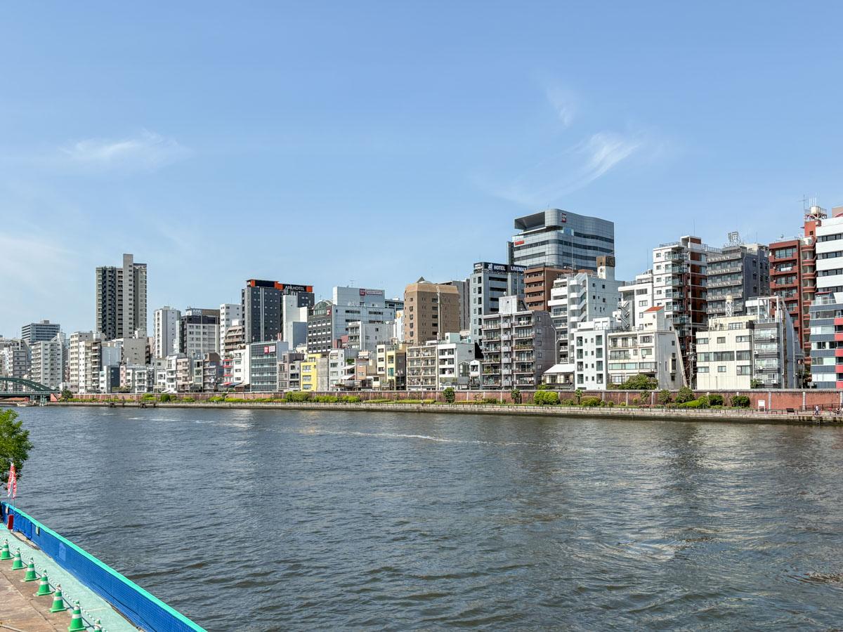 台東区駒形の賃貸物件/反対岸からの視点　たまに船が通ります