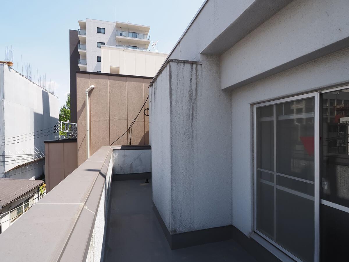 新宿区新宿の賃貸物件/ルーフバルコニーも細長い