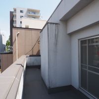 新宿区新宿の賃貸物件/ルーフバルコニーも細長い