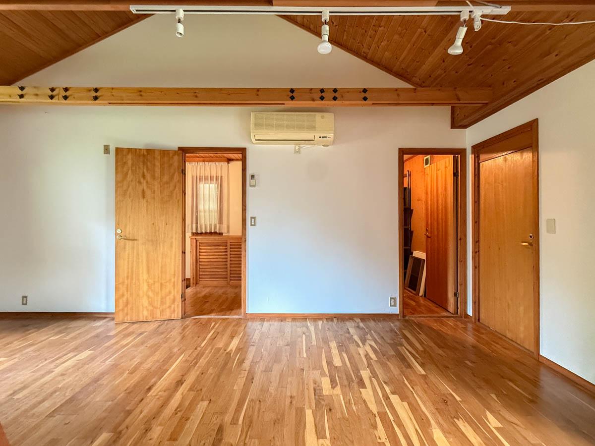 東久留米市学園町の賃貸物件/リビングは天井が吹き抜けていて、屋根勾配まで高く上がっています。天井高は高いところで4mあります