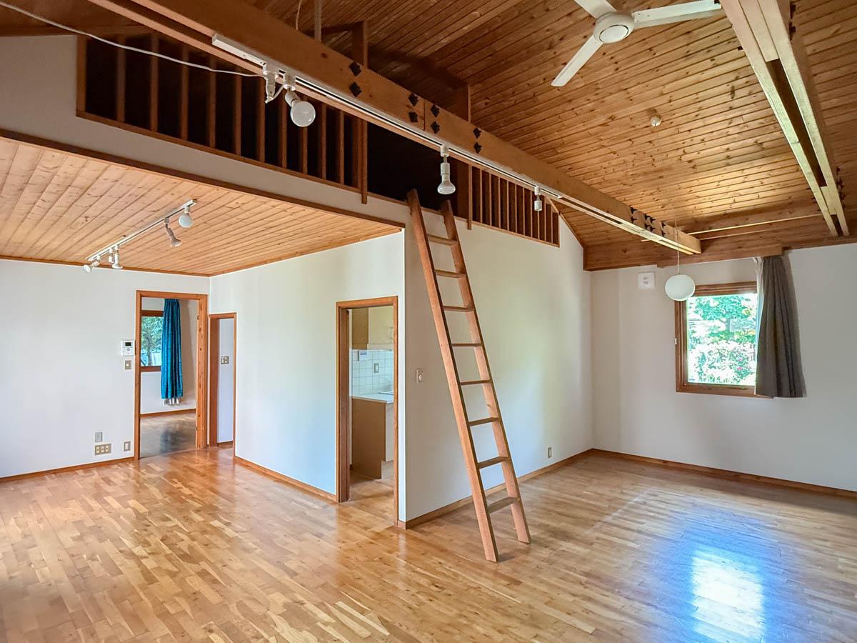 東久留米市学園町の賃貸物件/木の温もりに包まれる平屋の戸建。木サッシの向こうには緑の借景