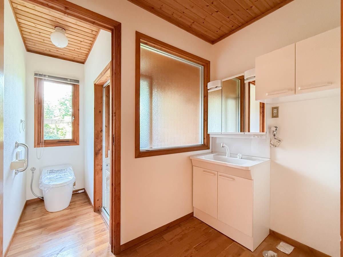 東久留米市学園町の賃貸物件/水回りも木を感じられるデザイン。洗面やトイレは今回新しく交換されていてきれい