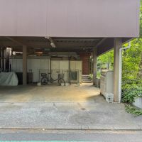 東久留米市学園町の賃貸物件/敷地へのアプローチは隠れ家的。この駐車場を通り抜けた先に建物が待っています。駐車場は月額10,000円で借りられます