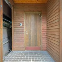東久留米市学園町の賃貸物件/玄関扉も木製で温かみがある