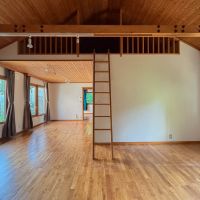 東久留米市学園町の賃貸物件/リビングに入って。三角屋根の勾配まで吹き抜けた空間が待っています
