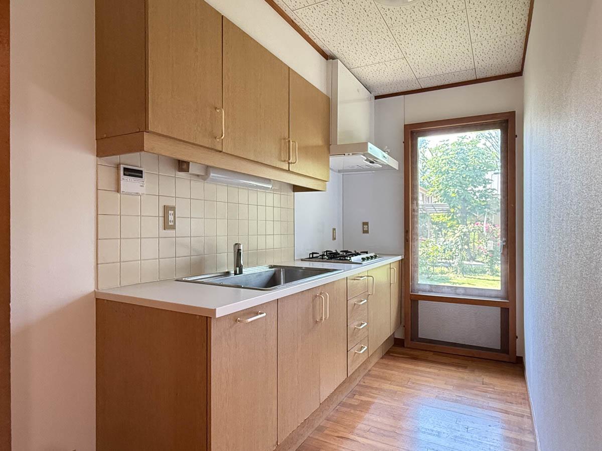 東久留米市学園町の賃貸物件/キッチンも外の景色を感じられ気持ちいい。コンロは新しく交換しています
