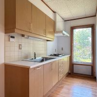 東久留米市学園町の賃貸物件/キッチンも外の景色を感じられ気持ちいい。コンロは新しく交換しています