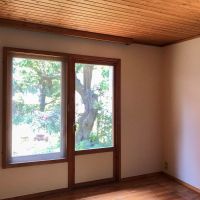 東久留米市学園町の賃貸物件/寝室南東窓。はユニークな造作の木サッシは、片側が掃き出しになっていて、花壇スペースにでられます