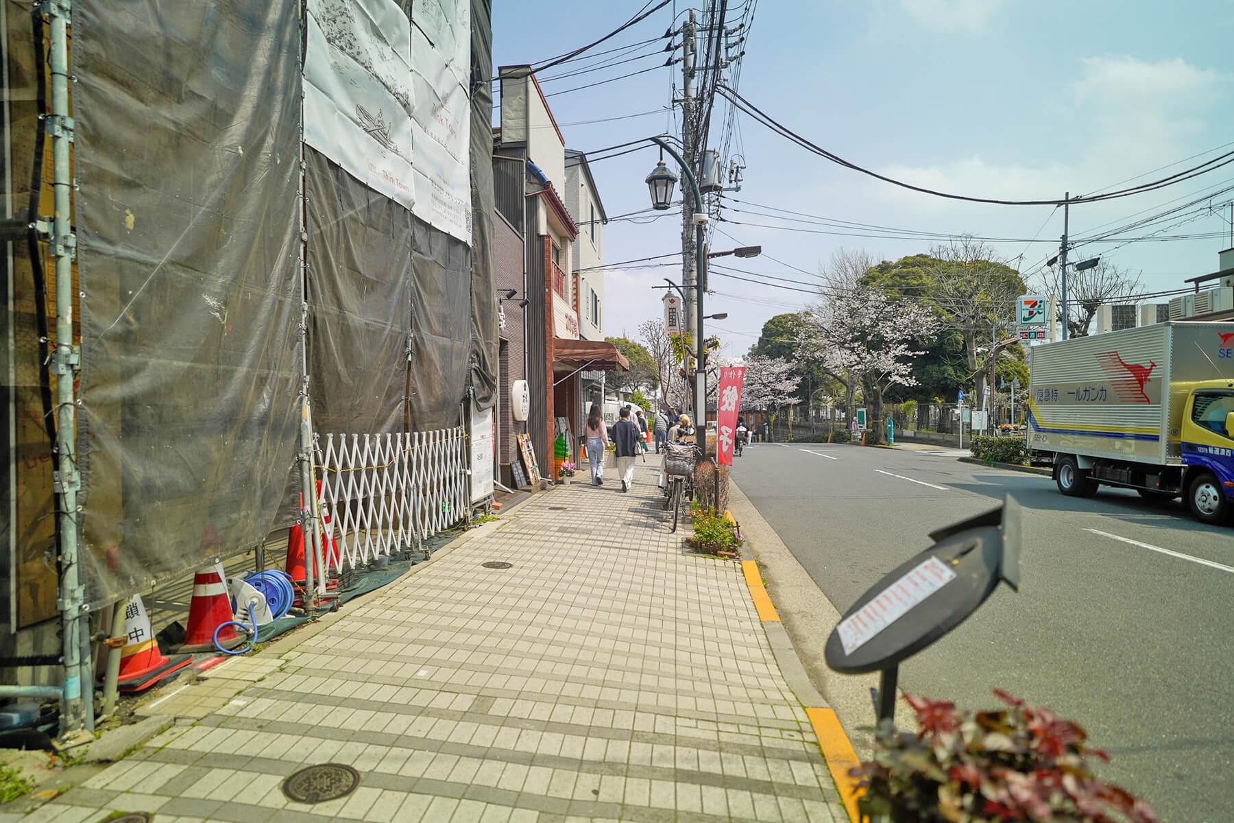 荒川区西日暮里の賃貸物件/前面道路。写真奥が日暮里駅方面です