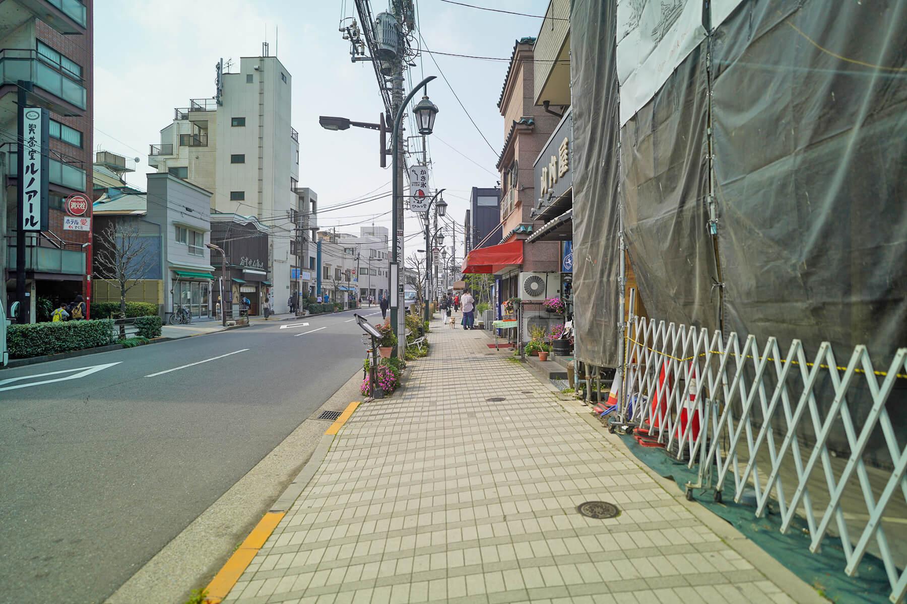 荒川区西日暮里の賃貸物件/前面道路。写真奥が「夕焼けだんだん」や「谷中銀座」方面です