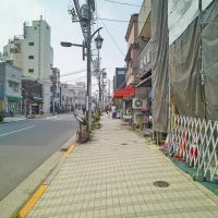 荒川区西日暮里の賃貸物件/前面道路。写真奥が「夕焼けだんだん」や「谷中銀座」方面です