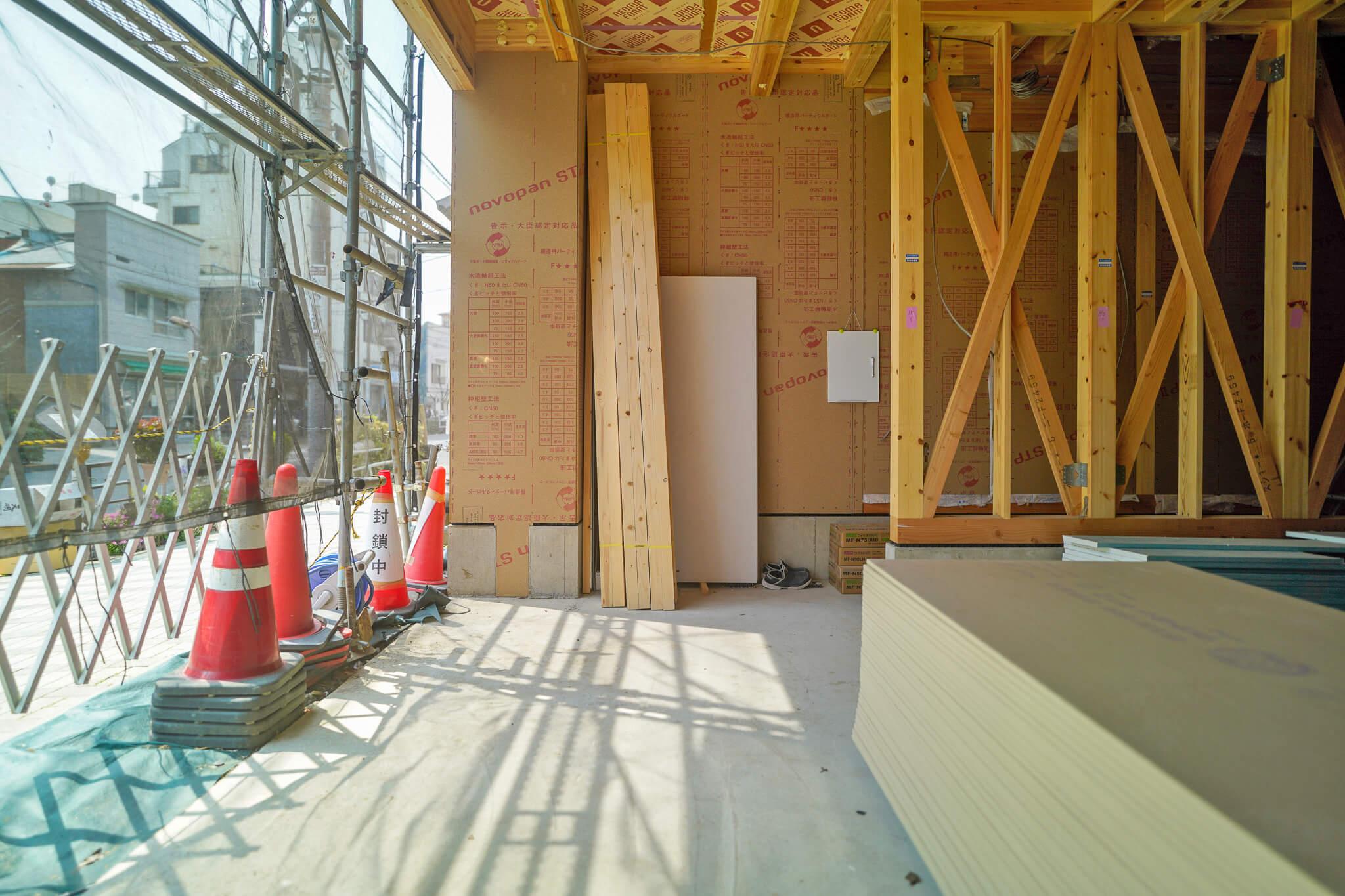 荒川区西日暮里の賃貸物件/1階：専用テラス。写真右奥が上階への階段です