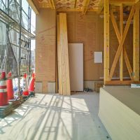 荒川区西日暮里の賃貸物件/1階：専用テラス。写真右奥が上階への階段です