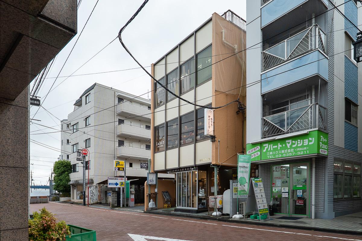杉並区浜田山の賃貸物件/くすんだオレンジが印象的なレトロビル