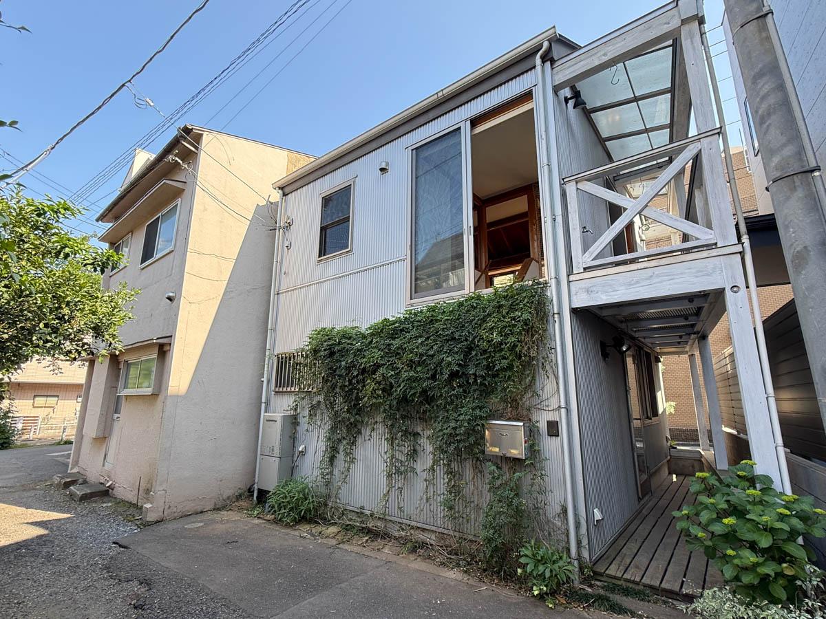 品川区小山台の売買物件/ガルバリウムの外壁に緑が茂る外観。敷地はセットバック済み。限られた敷地を上手につかっています