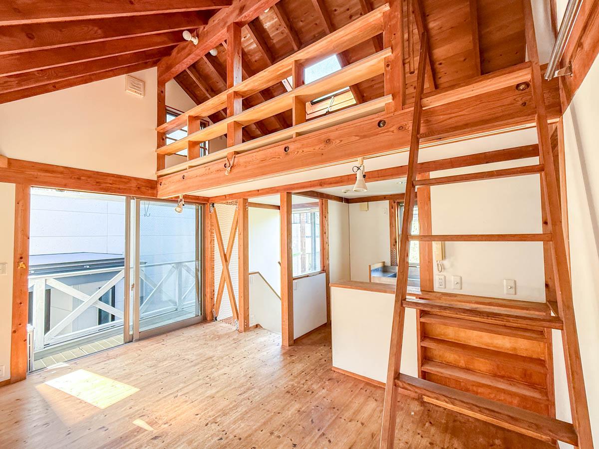 品川区小山台の売買物件/無垢材の床。柱や梁、天井も木を見せる温もりのある空間。窓が多く、光に包まれるのも心地よい