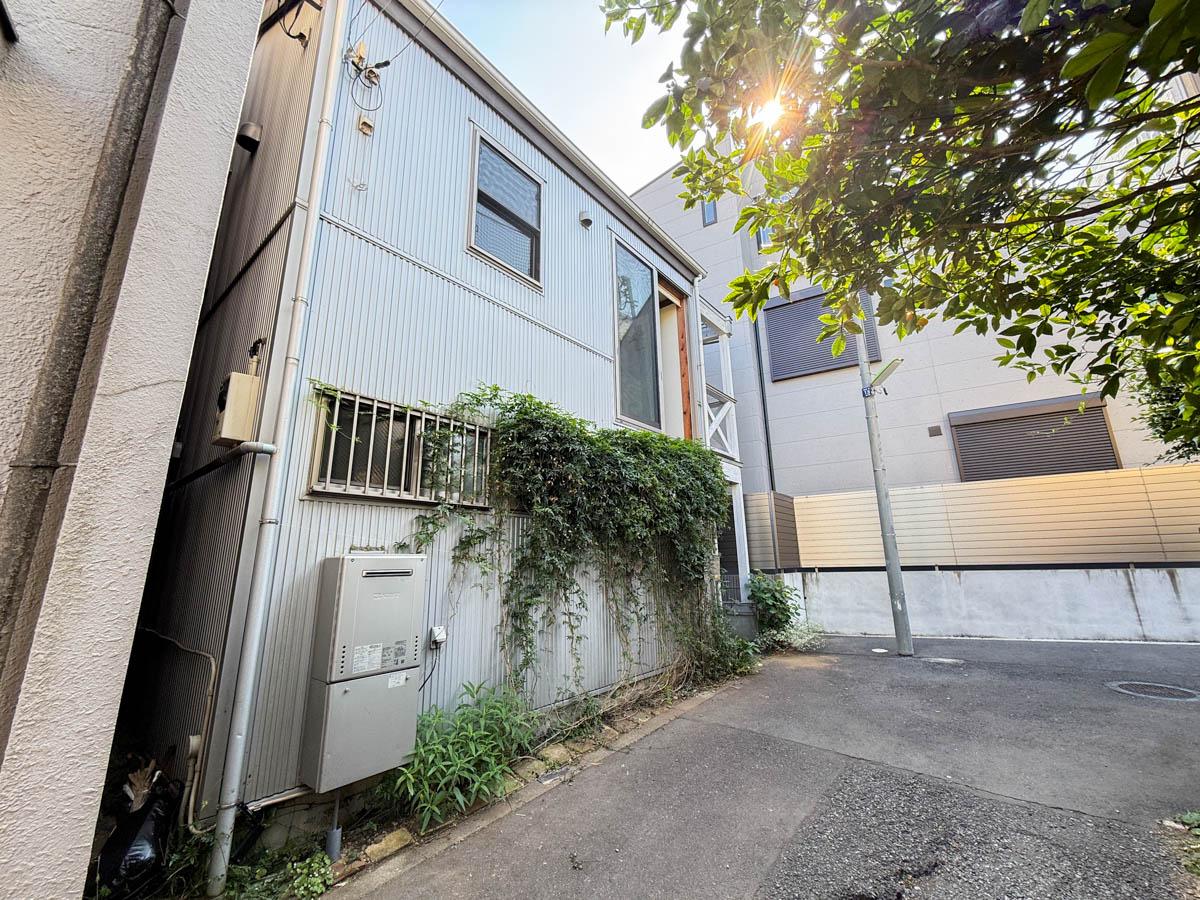 品川区小山台の売買物件/南、北の2面が道路に接していますが、玄関へは北側からアプローチする形