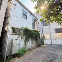 品川区小山台の売買物件/南、北の2面が道路に接していますが、玄関へは北側からアプローチする形