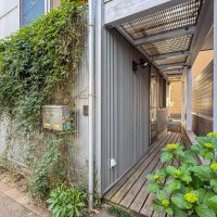 品川区小山台の売買物件/トンネル状のポーチが個性的。入口の紫陽花や床に敷かれたデッキの雰囲気がよい◎