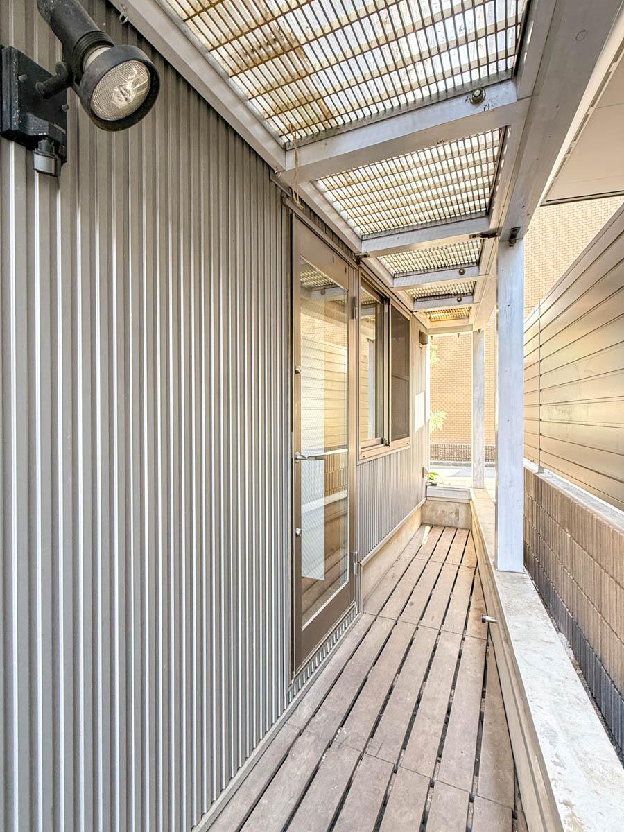 品川区小山台の売買物件/上にはグレーチングが敷かれ、柔らかい光が落ちるつくり