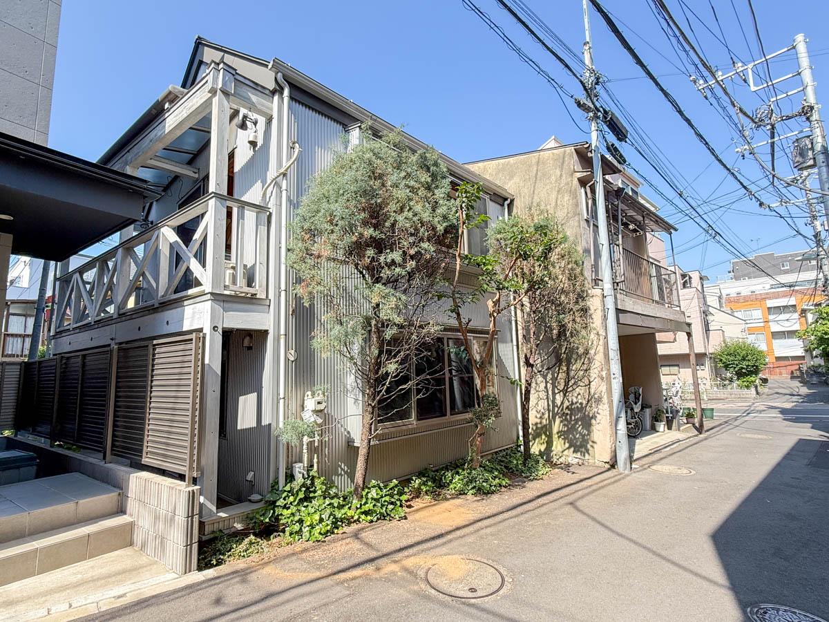 品川区小山台の売買物件/南側の道路から見るとこのような外観