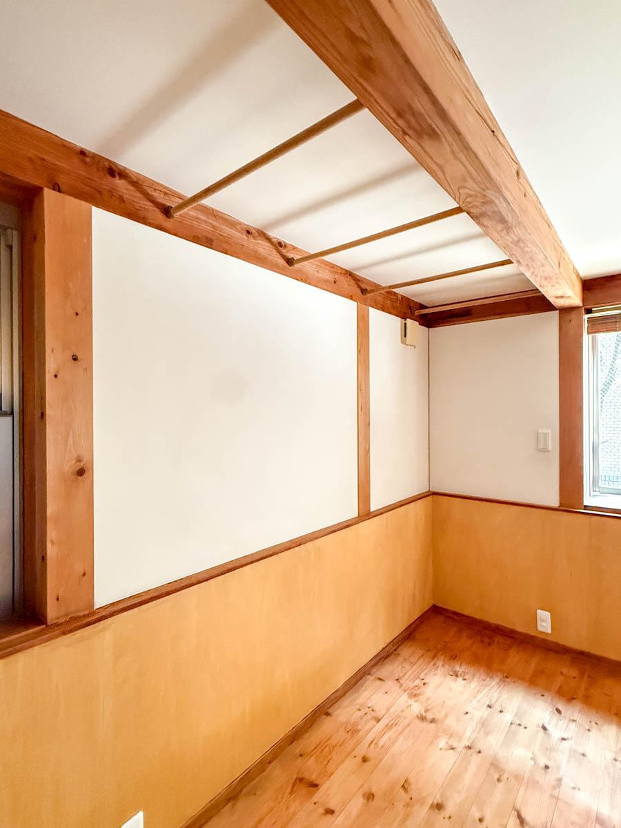 品川区小山台の売買物件/オープンクローゼットのつくりで天井にハンガーパイプを設置しています