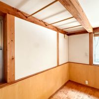 品川区小山台の売買物件/オープンクローゼットのつくりで天井にハンガーパイプを設置しています