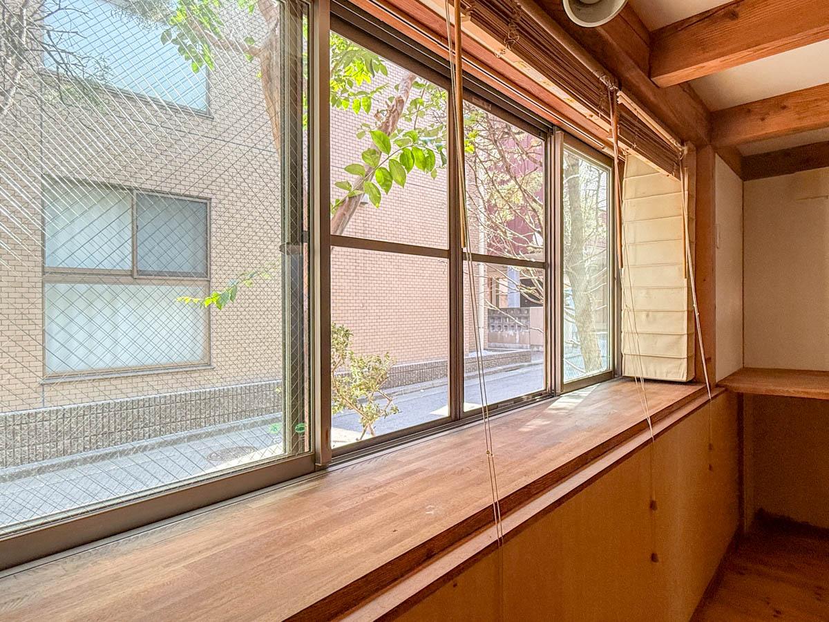 品川区小山台の売買物件/出窓の先には敷地の植物たちが