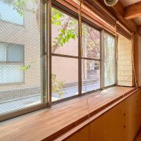 品川区小山台の売買物件/出窓の先には敷地の植物たちが