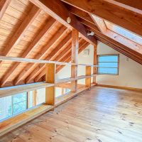 品川区小山台の売買物件/ロフト。天井高は高いところで1.8mほど。開閉できる天窓があり、風が通せる
