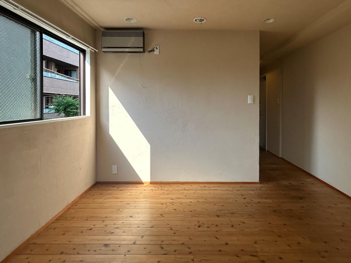 荒川区西日暮里の賃貸物件/室内別角度から。光が映える内壁