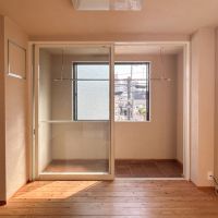 荒川区西日暮里の賃貸物件/室内別角度から。奥にサンルームがついています。