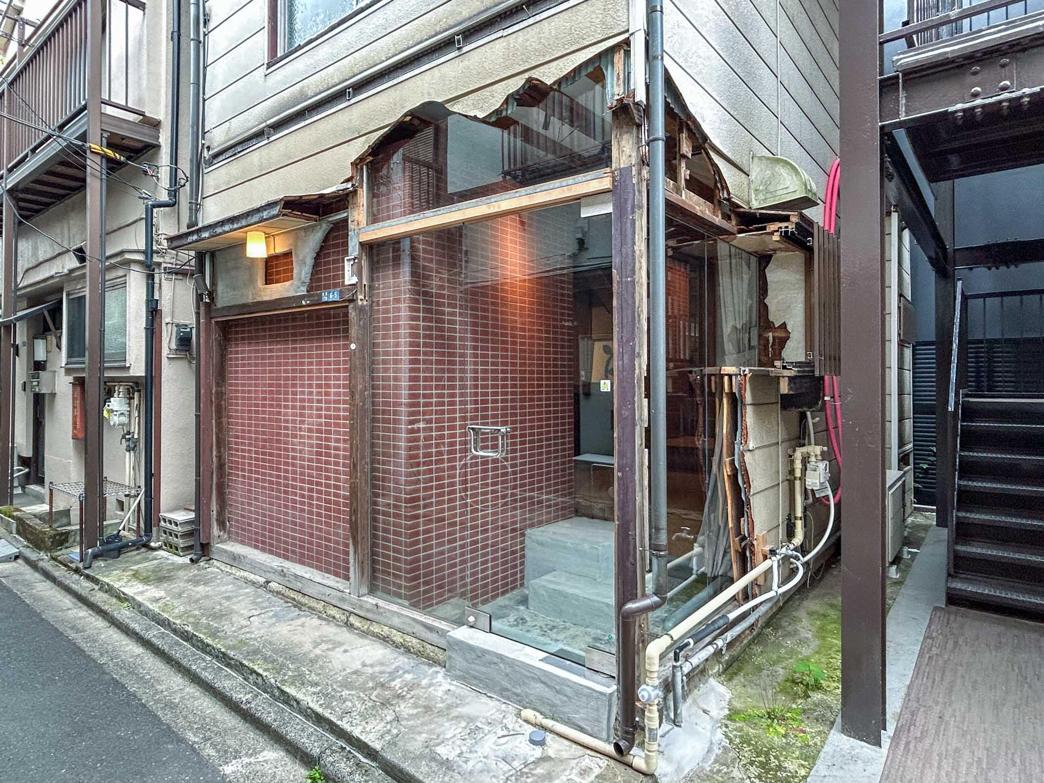 東京都江東区清澄の賃貸物件/一見すると解体中のような、異様な佇まい。入る前からワクワクします
