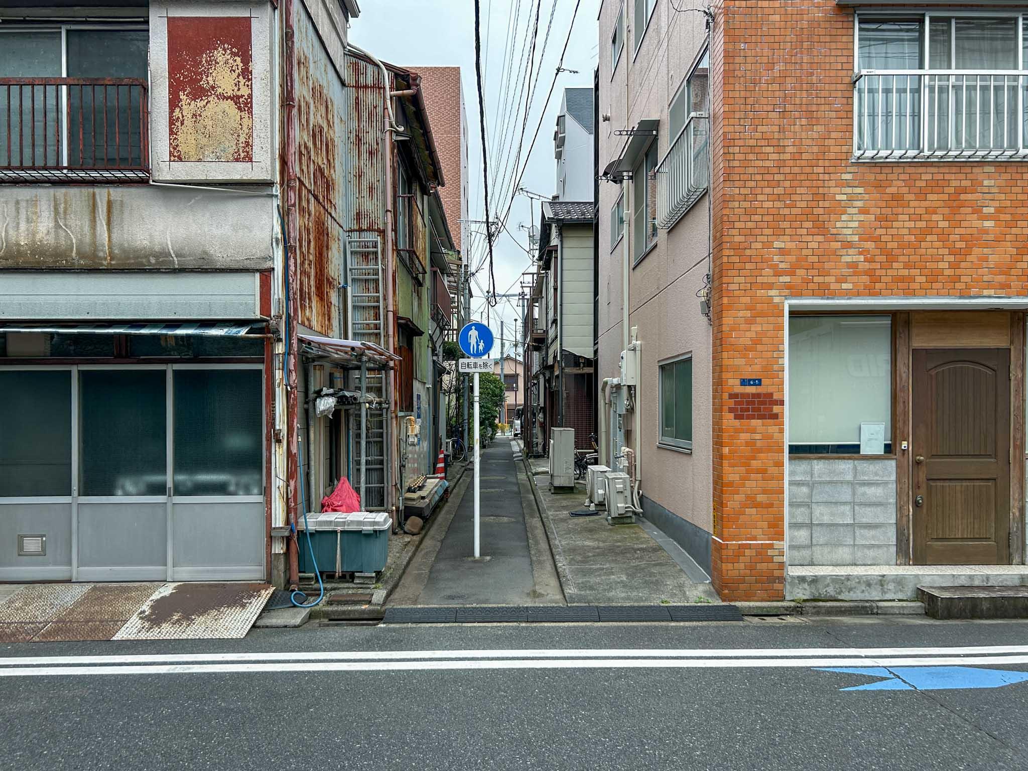東京都江東区清澄の賃貸物件/道路側から建物をみる。道路からでもその異様さは感じ取れます